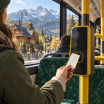 Bilety MPK Zakopane - ilustracja pasażera z papierowym biletem przy kasowniku autobusu
